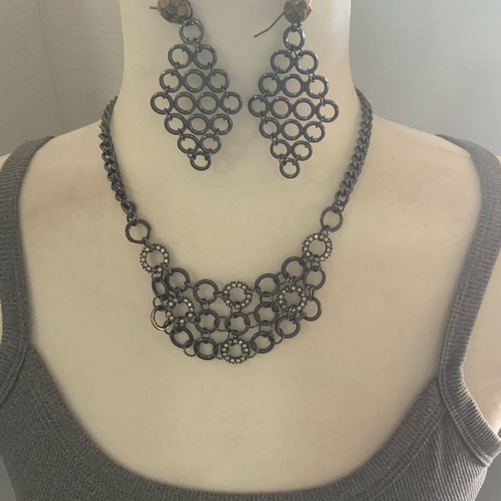 Black Geometric Earrings With Interconnected Circles